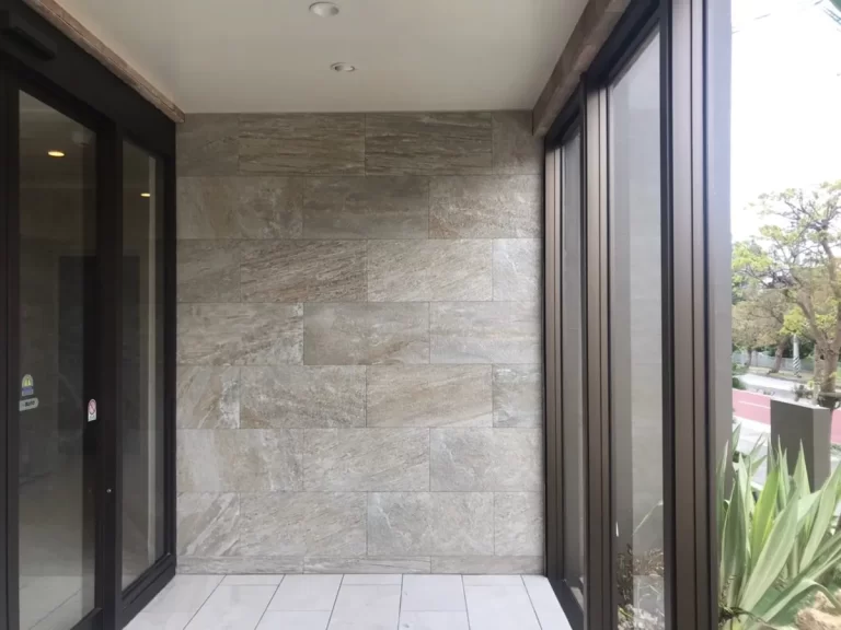 ダイナミックな石柄壁で魅せるマンションエントランス