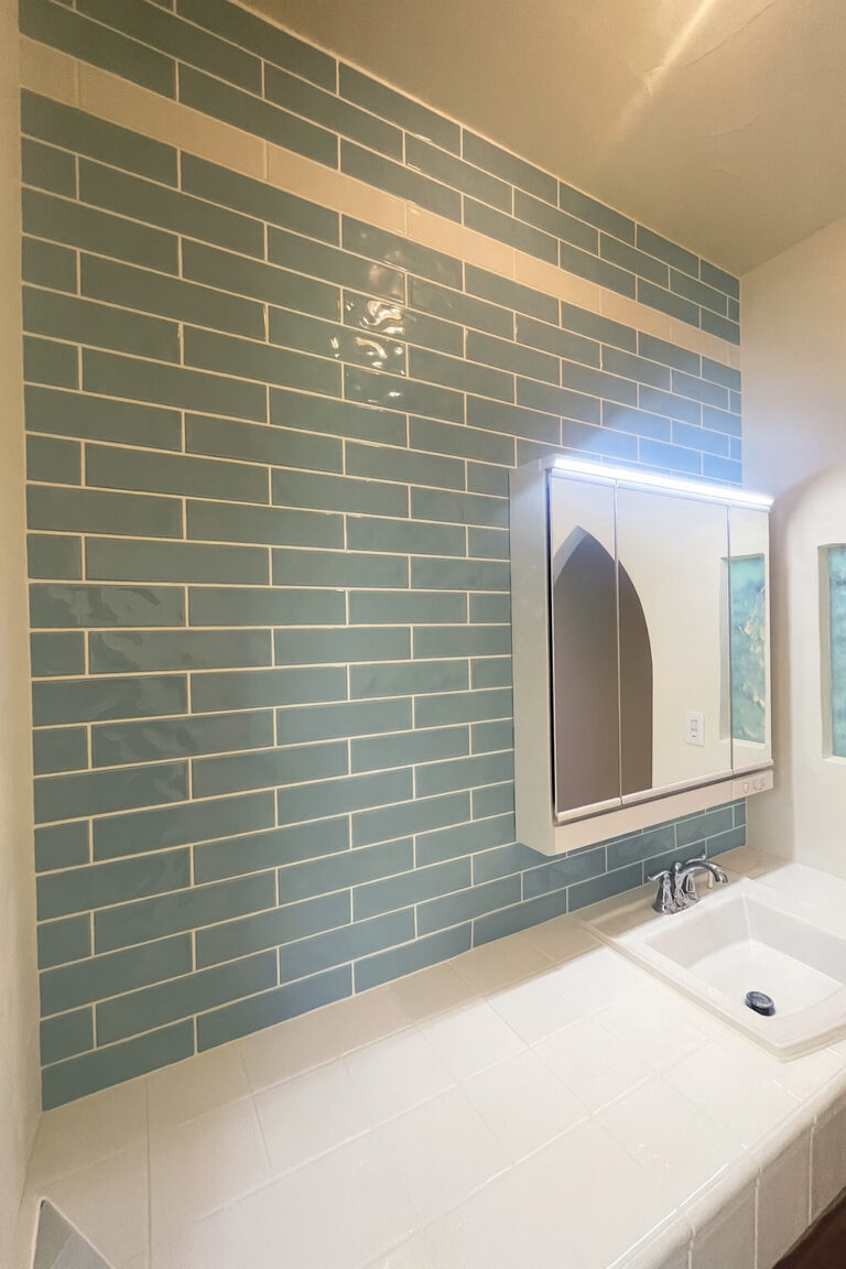 さわやかで清潔感のあるブルータイルの洗面室