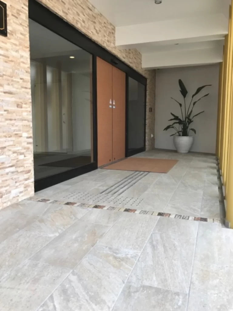 ホテルのような重厚感のあるマンションエントランス