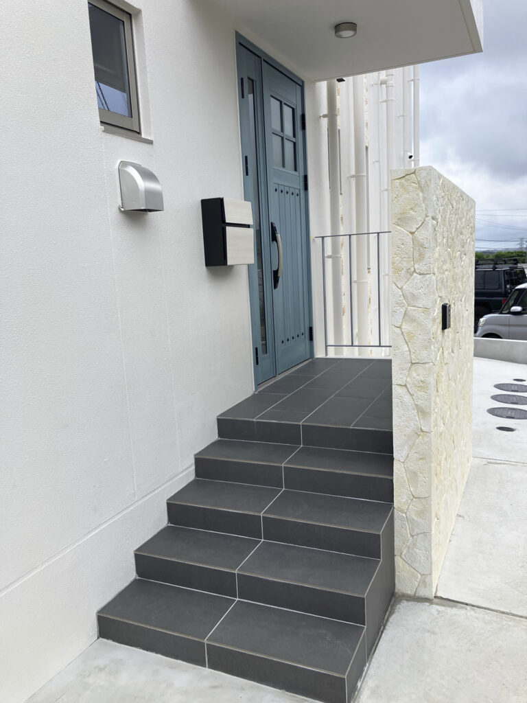 防滑性に優れた玄関タイルで安心・快適。おしゃれな外床デザイン