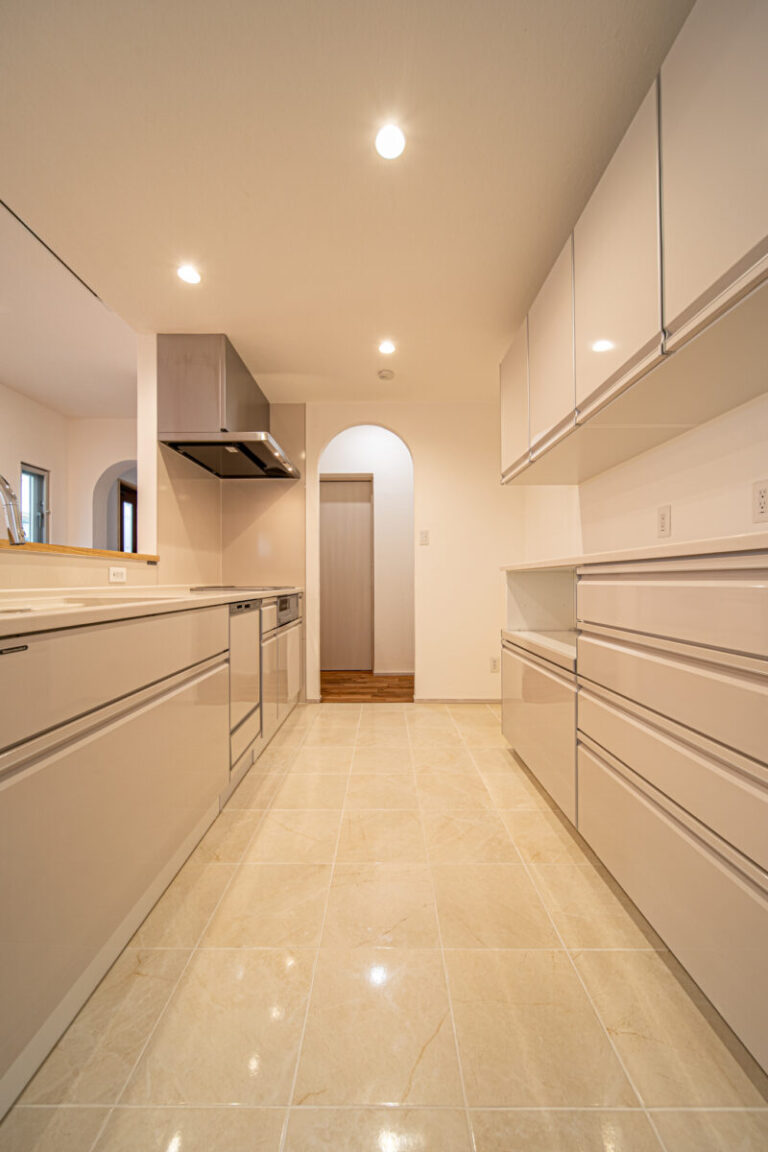 上品な光沢が魅力。タイル床でつくる清潔感あふれるキッチン空間