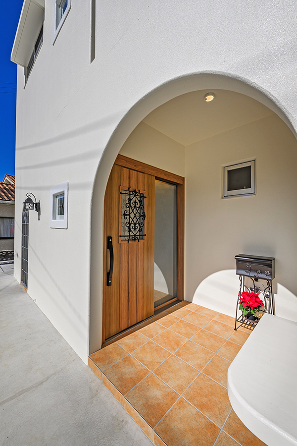 ぬくもりと上品さを兼ね備えた、テラコッタ調タイルの玄関まわり