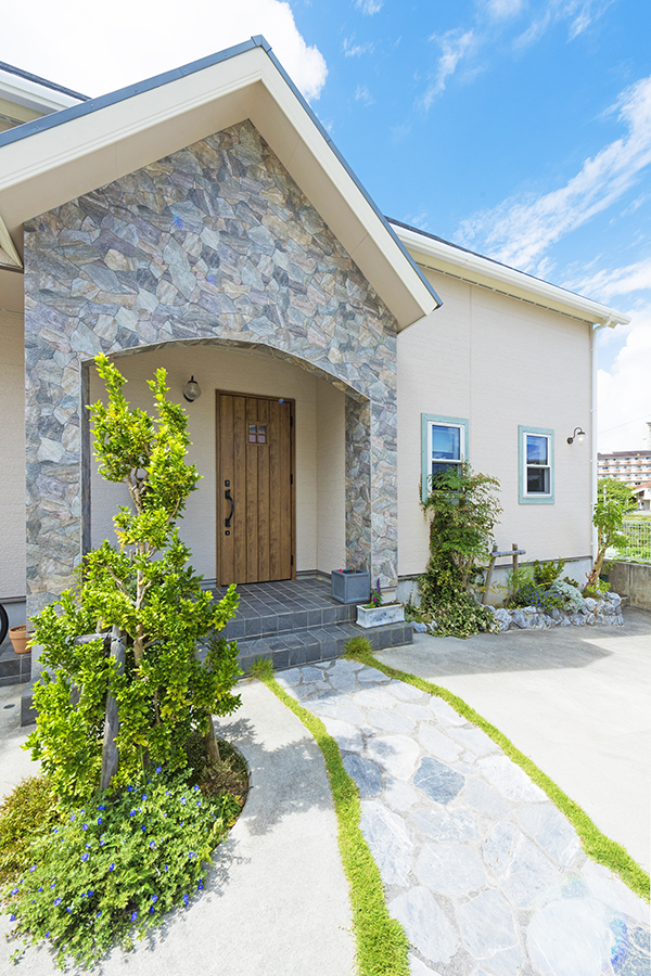 ナチュラルで存在感のある外観に。割石調タイルの外壁施工例