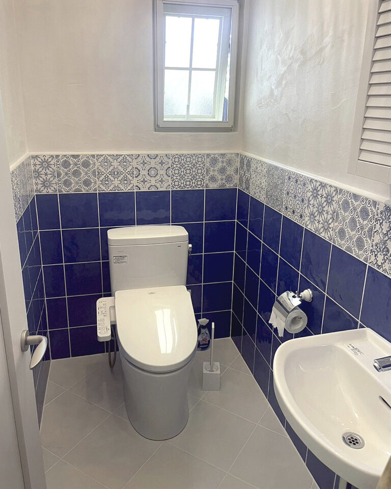 鮮やかなブルーの腰壁タイルで叶える、地中海風のおしゃれなトイレ