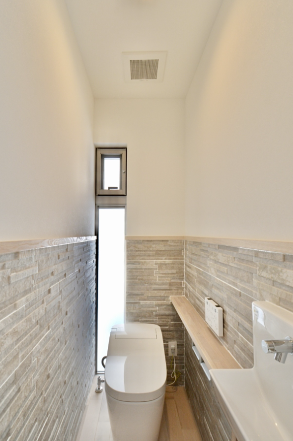 ナチュラルな素材感が際立つ、積石調タイルの腰壁デザイン