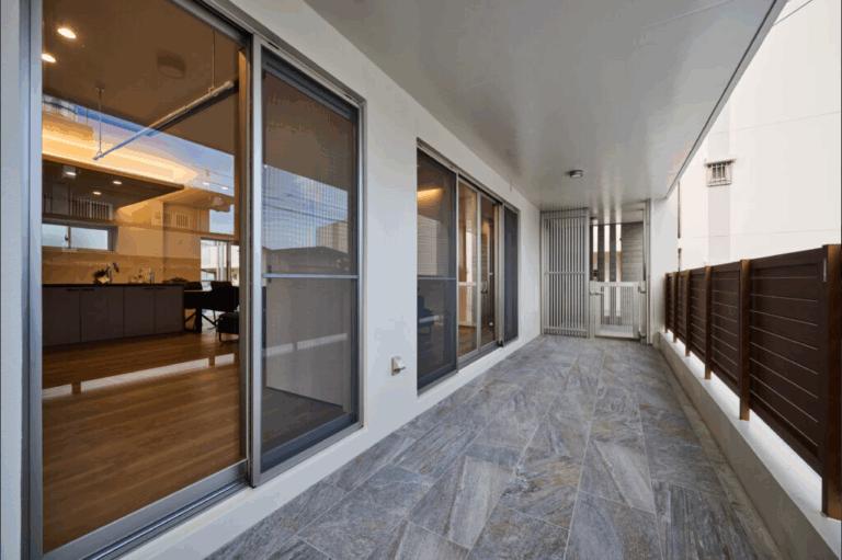 上質な石英岩調タイルで仕上げるワンランク上のベランダ空間