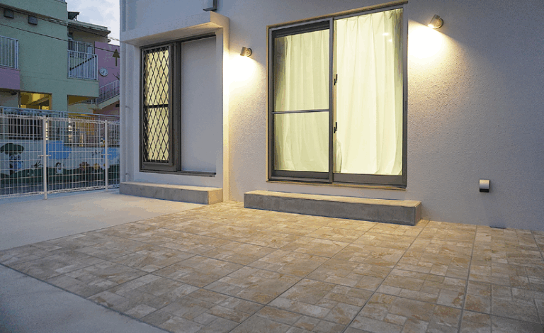 汚れが目立ちにくい石畳調タイルでつくる、ナチュラルで上品なテラス空間