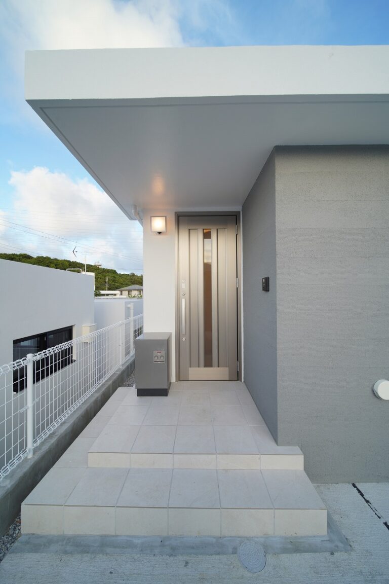 ナチュラルな風合いと実用性を両立。防滑タイルの玄関アプローチ