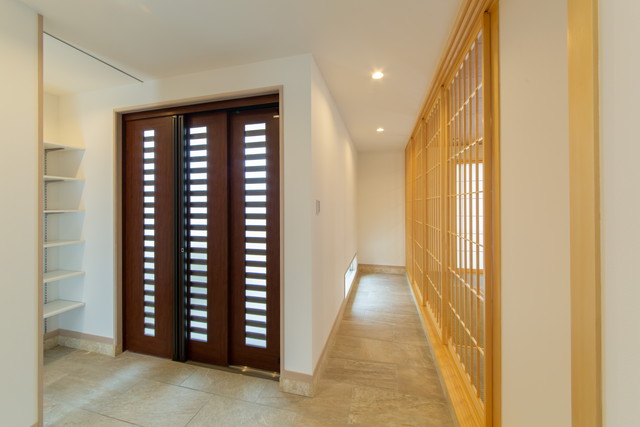 和モダンに映える石英岩調タイル。品のある温かみを感じる玄関まわりに