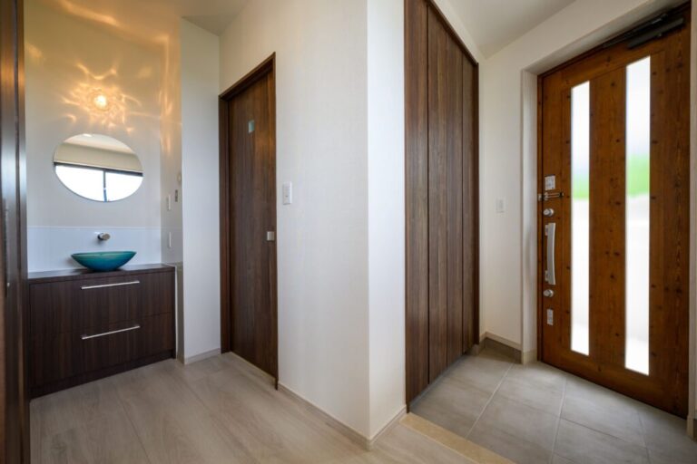 落ち着いた質感が魅力。セメント調タイルのモダンな玄関空間