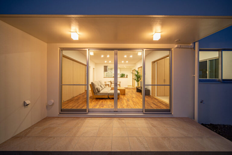 夜のライトアップに映える石目調タイルで、落ち着いたテラス空間に