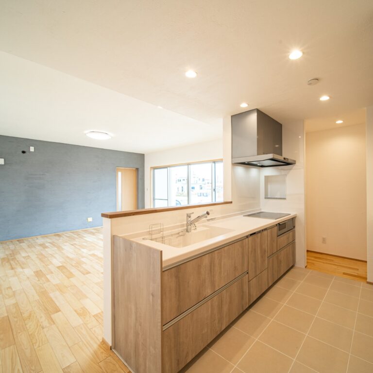 お手入れしやすいタイル床で、キッチンを快適で清潔な空間に