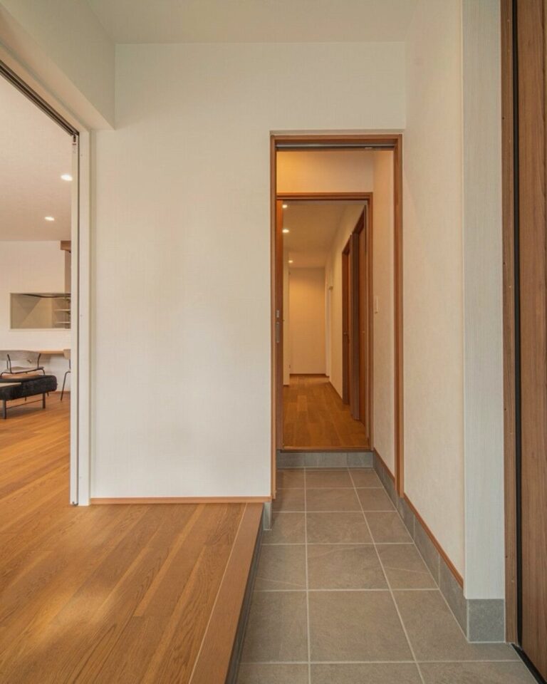 動線を美しくつなぐ、玄関床タイルのある暮らし