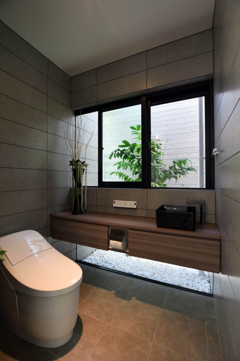 坪庭風の演出が映える、ホテルライクなトイレ空間
