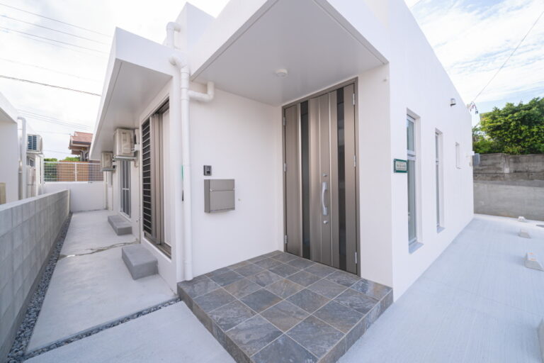 Porch Floor Tile for a Refined Home Entrance