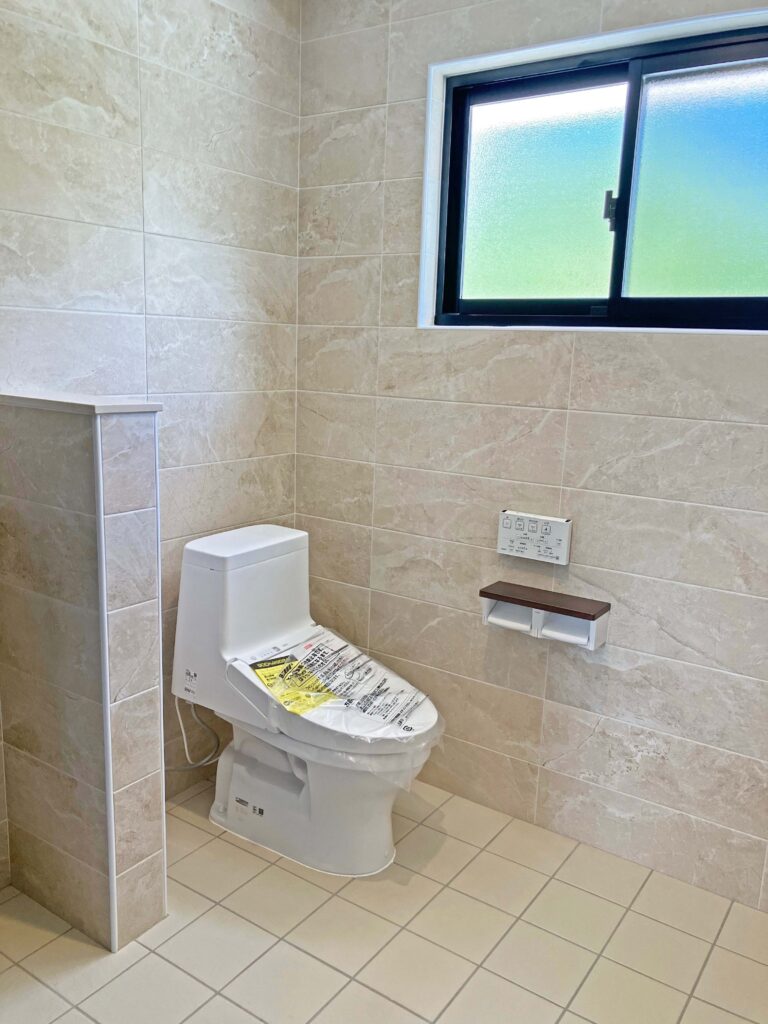 波模様のレリーフタイルが彩る、上質感のあるトイレ空間