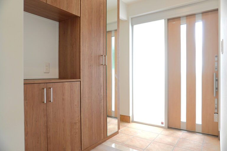 Wood-Look Floor Tile for an Inviting Entryway