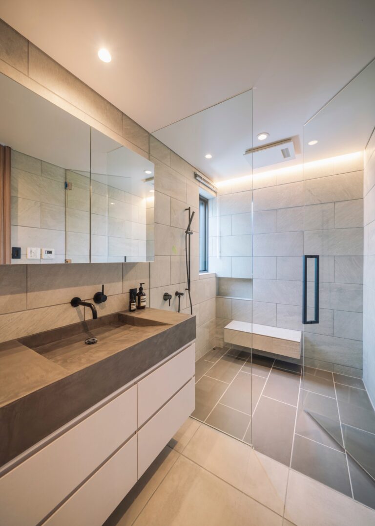 シンプル&スタイリッシュ。落ち着きある浴室タイル施工事例